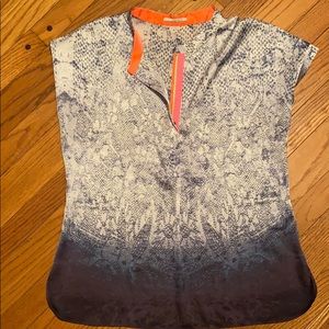 Colorful blouse with zipper design at neck